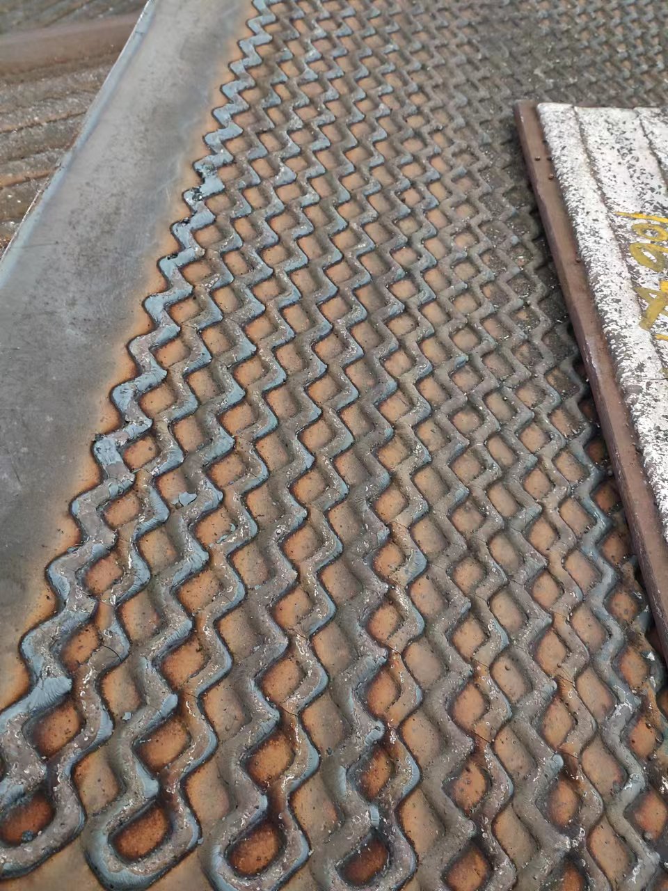 山西堆焊耐磨板花板8+6